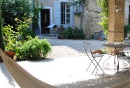 Dans la cour de la Maison d'Amis